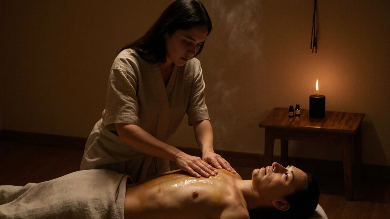 Masérka jemně masíruje záda partnera teplým olejem v tiché, osvětlené místnosti.
