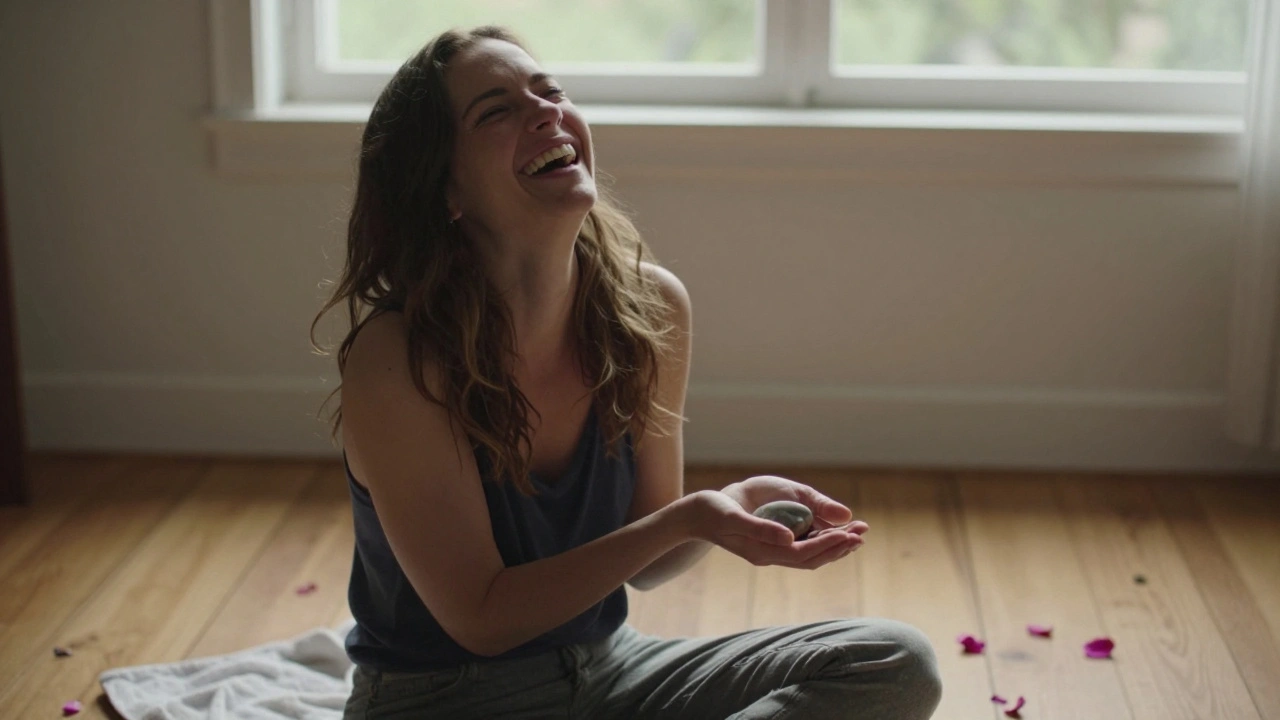 Žena se směje na podlaze v slunečním světle, ruka drží kámen, bez ostatních.