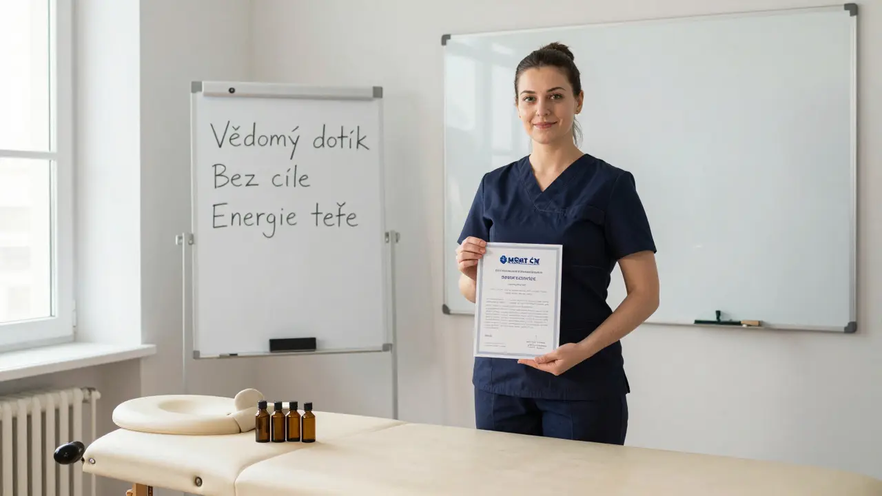 Český masér drží certifikát MŠMT ČR stojící vedle masážního stolu s oleji a seznamem technik tantrické masáže.